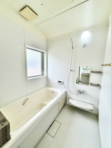 佐波郡玉村町大字五料｜中古戸建　の浴室|■浴室｜デザイン性に優れた浴室♪1日の疲れを癒す、ゆったりとしたバスタイムをぜひお過ごしください(*＾＾*)大きな窓付きで嬉しい♪