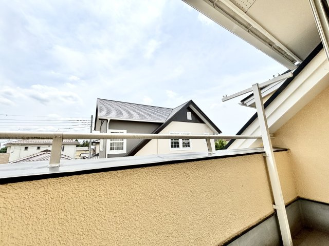 佐波郡玉村町大字五料｜中古戸建　のバルコニー|■バルコニー｜空が見える広々としたバルコニー♪家族で星空観賞ができて夜が楽しみになりますね☆