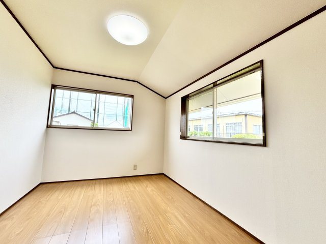佐波郡玉村町大字五料｜中古戸建　の洋室|■2階洋室｜ナチュラルカラーの床です。模様替えなどとても楽しく工夫できます♪陽当たり、風通しもとても良いので毎日快適な生活スタートです！子供部屋にも良いですね♪
