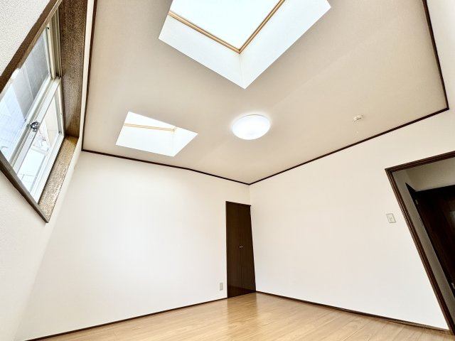 佐波郡玉村町大字五料｜中古戸建　の寝室|■主寝室｜広い寝室ならインテリアも自由自在にお楽しみいただけます♪お外から帰ってきた後は寝室でゆっくり自分の時間をお過ごしください。