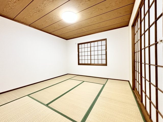 佐波郡玉村町大字五料｜中古戸建　の和室|■1階和室｜和室を書斎にしたり、冬にはコタツを敷いて家族みんなで年越しをするのもいいですね。家族みんなのお気に入りの空間になります♪