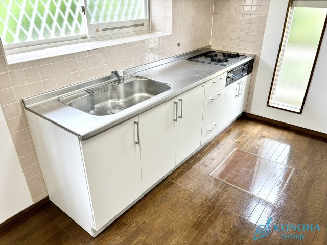 佐波郡玉村町大字五料｜中古戸建　のキッチン|■キッチン｜ワークトップの幅が広く、お子様といっしょにお料理をつくったり、ちょっとしたパーティーも楽しめます。フラットなのでお掃除がしやすいのもポイントです♪