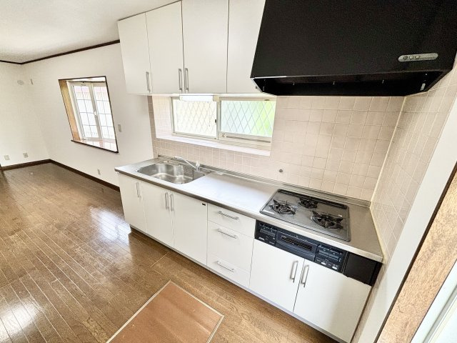 佐波郡玉村町大字五料｜中古戸建　のキッチン|■キッチン｜ワークトップ下には、圧力鍋やパスタ鍋などのかさばる調理器具もラクラク収納可能なスライド収納！ものが溢れがちなキッチン回りもスッキリきれいに管理ができます♪