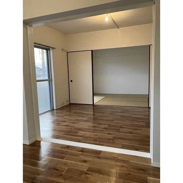 ビュークレスト高良内の居間・リビング|こちらのリビングで趣味の時間をお楽しみください