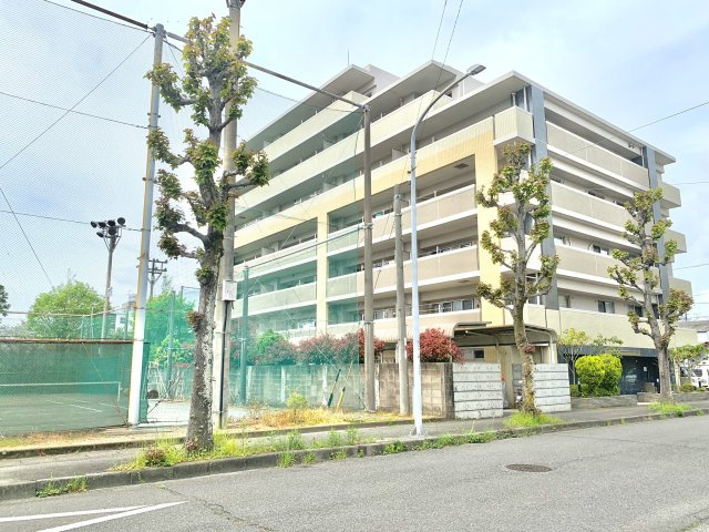 エンゼル宮竹フォルム　静岡市駿河区宮竹の外観|建物の南側です。隣はテニスコート、グランドのため遮るものがなく、日当たり、風通し、眺望に優れています。