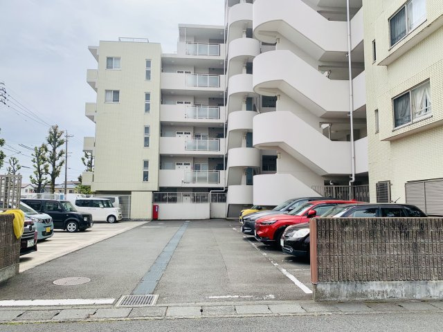 エンゼル宮竹フォルム　静岡市駿河区宮竹の駐車場|平面の駐車場が1部屋に付き1台分無料。