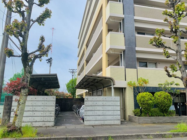 エンゼル宮竹フォルム　静岡市駿河区宮竹の駐車場|敷地内の駐輪場。しっかりとした作りで安心です。