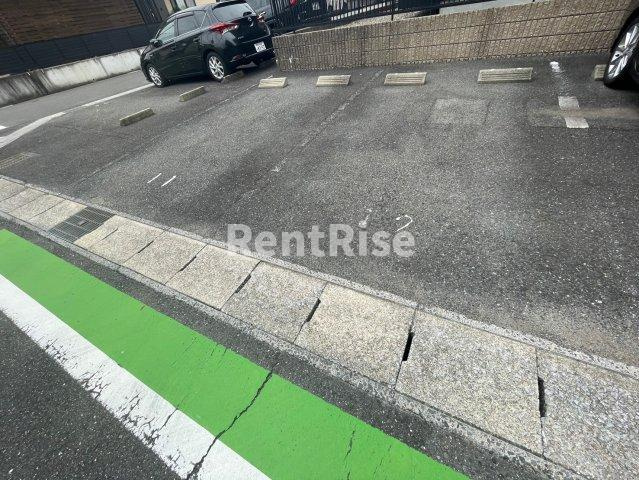 ヴォワール三和Ａ棟の駐車場