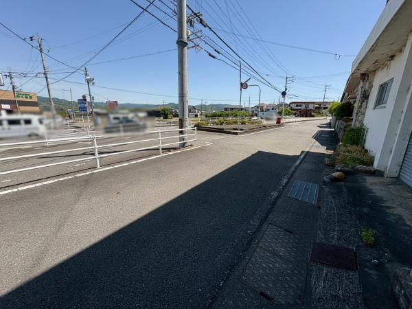 貴志川町丸栖　中古戸建の前面道路含む現地写真