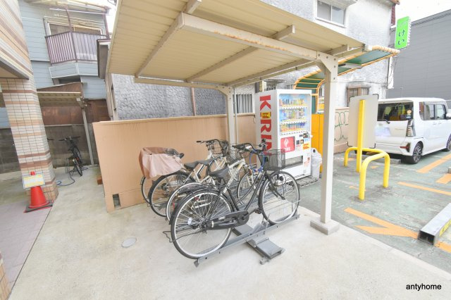 クリスタルコート江坂　仲介手数料無料の駐車場