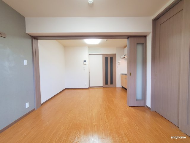 クリスタルコート江坂　仲介手数料無料の洋室