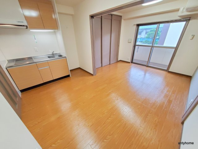 クリスタルコート江坂　仲介手数料無料の居間・リビング
