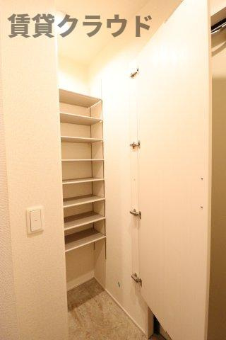 フォレステラ葛城の玄関|明るい色調の室内です