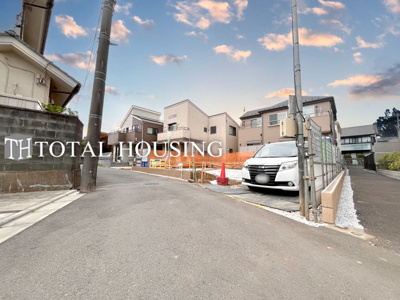 【前面道路含む現地写真】 | 狛江市猪方2丁目　新築戸建　全1棟