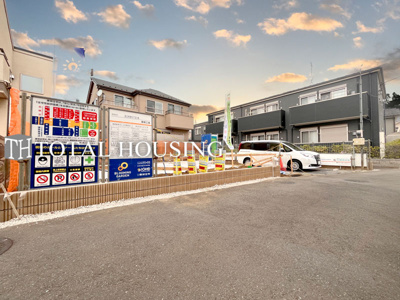 【前面道路含む現地写真】 | 狛江市猪方2丁目　新築戸建　全1棟