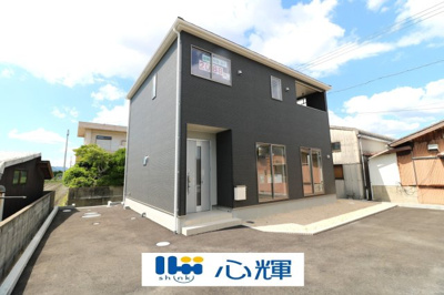 【外観】 | クレイドルガーデン防府市田島 第５（１号棟） | 明るい日差しが差し込む現地。車もゆったり駐めることができます。ぜひ現地をご覧ください。
