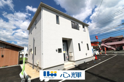 【外観】 | クレイドルガーデン防府市田島 第５（２号棟） | 明るい日差しが差し込む現地。車もゆったり駐めることができます。ぜひ現地をご覧ください。
