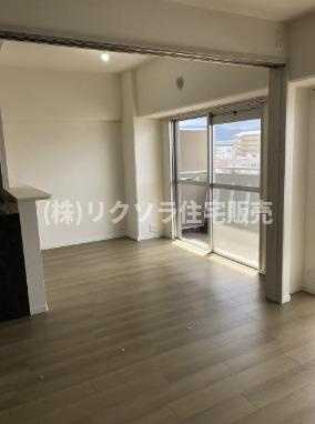 エバーグリーン門真の居間・リビング|DK8.5帖
■物件内覧・資金計画相談・住宅ローン相談、リフォーム相談、お問合せ受付中■
※当日・翌日のご内覧、ご相談はお電話でのお問合せがスムーズです！