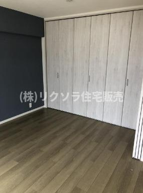 エバーグリーン門真の洋室|洋室6.0帖
■物件内覧・資金計画相談・住宅ローン相談、リフォーム相談、お問合せ受付中■
※当日・翌日のご内覧、ご相談はお電話でのお問合せがスムーズです！