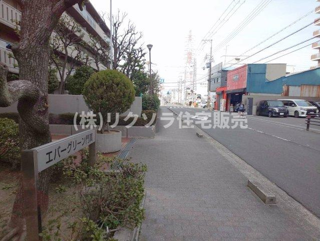 エバーグリーン門真の現況写真|前面道路を含む外観
■物件内覧・資金計画相談・住宅ローン相談、リフォーム相談、お問合せ受付中■
※当日・翌日のご内覧、ご相談はお電話でのお問合せがスムーズです！