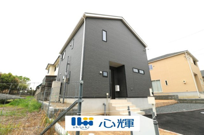 【外観】 | クレイドルガーデン宇部市東岐波 第９（１号棟） | 明るい日差しが差し込む現地。車もゆったり駐めることができます。ぜひ現地をご覧ください。
