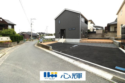 【前面道路含む現地写真】 | クレイドルガーデン宇部市東岐波 第９（１号棟） | 整備された道路に面する現地は、コミュニティー以外の方々の出入りも少なく、お車の出し入れも楽々です。
