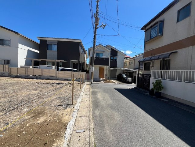 閑静な住宅地●人気の角地●有効宅地面積約６６坪●建築条件無し売土地●山科区東野南井ノ上町の前面道路含む現地写真|前道(令和６年５月撮影)