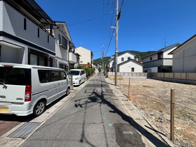 閑静な住宅地●人気の角地●有効宅地面積約６６坪●建築条件無し売土地●山科区東野南井ノ上町の前面道路含む現地写真|前道(令和６年５月撮影)