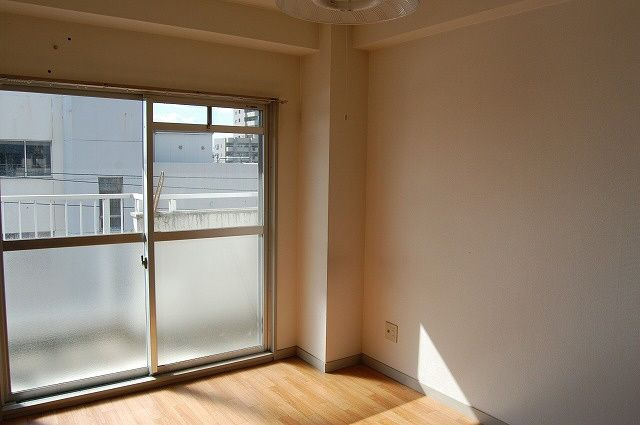 【居間・リビング】 | ロイヤルマンションHAMADA | 同建物別部屋のお写真です