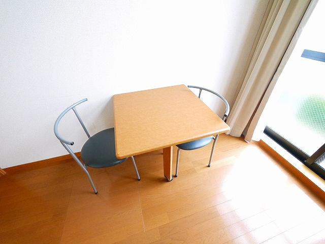 レオパレスエザーンスⅡの設備|テーブル付きです