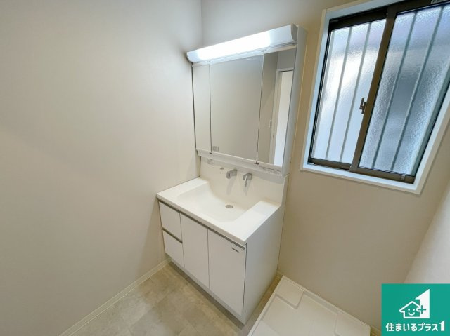 神戸市須磨区多井畑東町　未入居の独立洗面台|清潔感のある洗面台です。フラットな鏡は掃除がしやすく毎日清潔！鏡裏には収納があるのでスッキリとした洗面台が保てます。