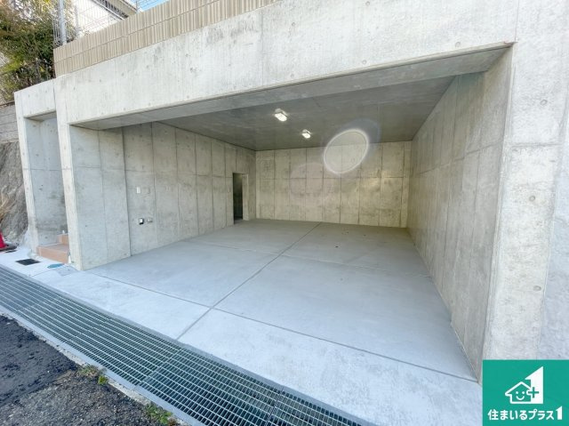 神戸市須磨区多井畑東町　未入居の駐車場|並列２台駐車可能！ゆとりの駐車スペースで車庫入れもスムーズ！

