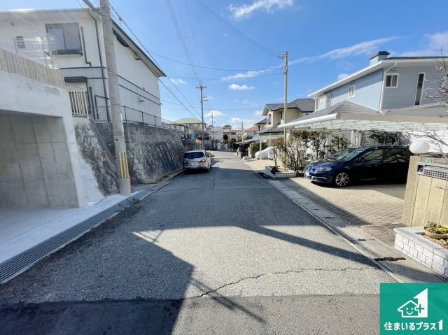 神戸市須磨区多井畑東町　未入居の前面道路含む現地写真|周辺は閑静な住宅街！前面道路広々で車の出し入れも便利です。駐車が苦手な方でも安心して車庫入れできます！