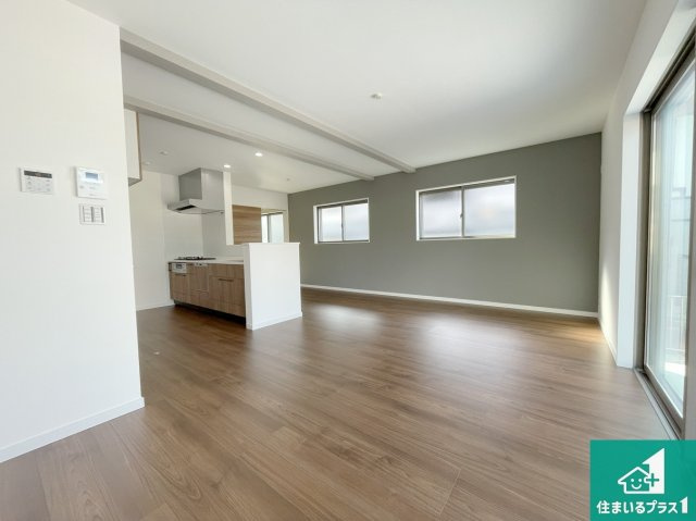 神戸市須磨区多井畑東町　未入居の居間・リビング|日当たり良好の明るいリビングで朝の目覚めもスッキリできそう！対面キッチンでご家族のコミュニケーションも自然と増える設計！小さなお子様が遊ぶスペースを作っても広々とくつろげるLDK！