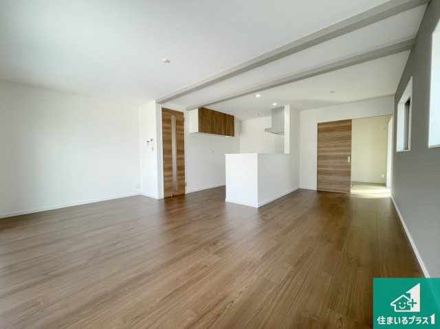 神戸市須磨区多井畑東町　未入居の居間・リビング|日当たり良好の明るいリビングで朝の目覚めもスッキリできそう！対面キッチンでご家族のコミュニケーションも自然と増える設計！小さなお子様が遊ぶスペースを作っても広々とくつろげるLDK！