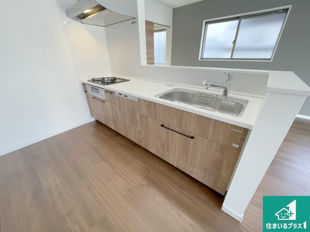 神戸市須磨区多井畑東町　未入居のキッチン|子供を見守りながらお料理が出来るため家族のコミュニケーションか増えます♪スペースが広く確保されている為お子様が大きくなったときは一緒に料理を楽しめます♪