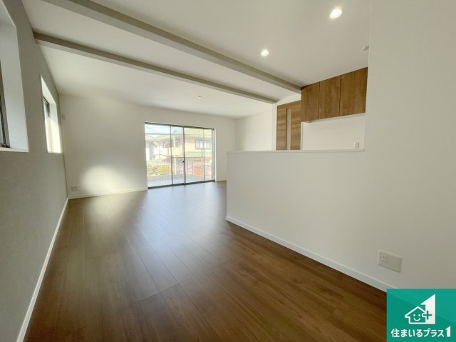 神戸市須磨区多井畑東町　未入居の居間・リビング|明るいリビングで朝の目覚めもスッキリできそう！対面キッチンでご家族のコミュニケーションも自然と増える設計！小さなお子様が遊ぶスペースを作っても広々とくつろげるLDK！