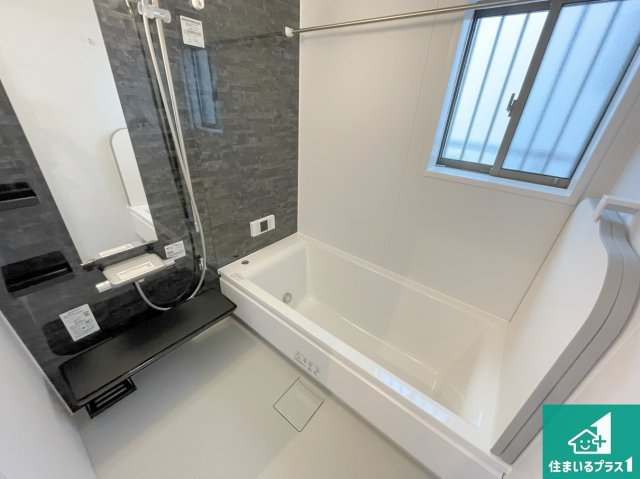 神戸市須磨区多井畑東町　未入居の浴室|足をゆったり伸ばして寛げる浴槽です。窓が設けられていますので差し込む光が明るく穏やかな雰囲気にしてくれます♪浴室乾燥機も設置しているので、雨の日の洗濯物も安心です♪