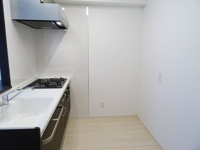 【キッチン】 | プレミアムレジデンス別府駅前 | 別号室の写真になります。現況優先。