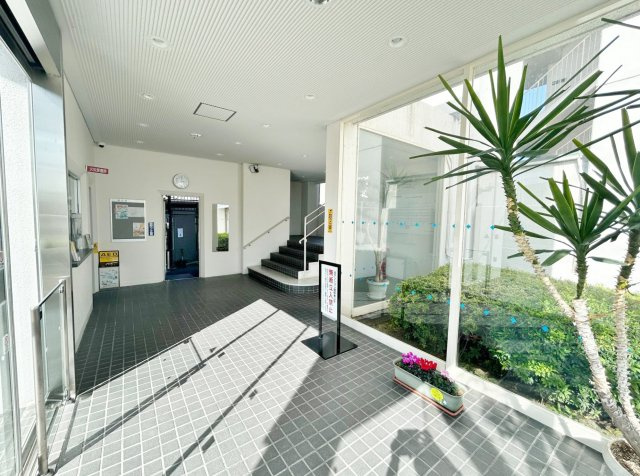 ◆リフォーム完了につき即入居可◆南面バルコニー◆リビング広め１９帖の３ＬＤＫ◆コスモウイング宇治のエントランス|エントランス