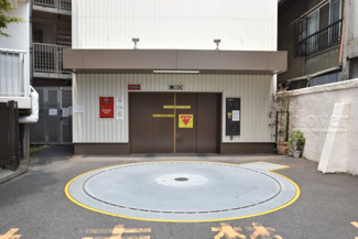 【駐車場】 | マンションの駐車場スペース。空きの有無や駐車料金、サイズ規定などについては、改めてお問い合わせください。～即日のご見学可能～　お問合せはお気軽にどうぞ。
