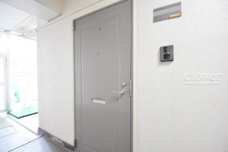 【その他共用部分】 | 皆様をお迎えする、お部屋の玄関ドア。開けやすさや開放角度、ドアノブの操作しやすさや鍵の形状などを、現地で一度ご確認ください。～即日のご見学可能～　お問合せはお気軽にどうぞ。