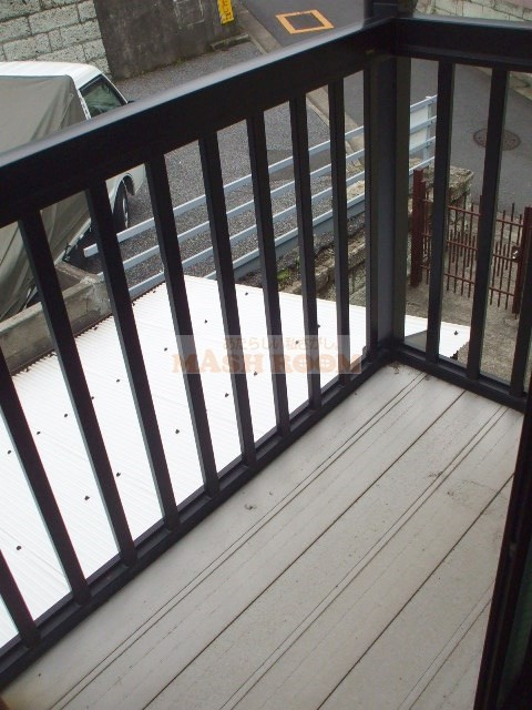 中野区松が丘１丁目のアパートのバルコニー