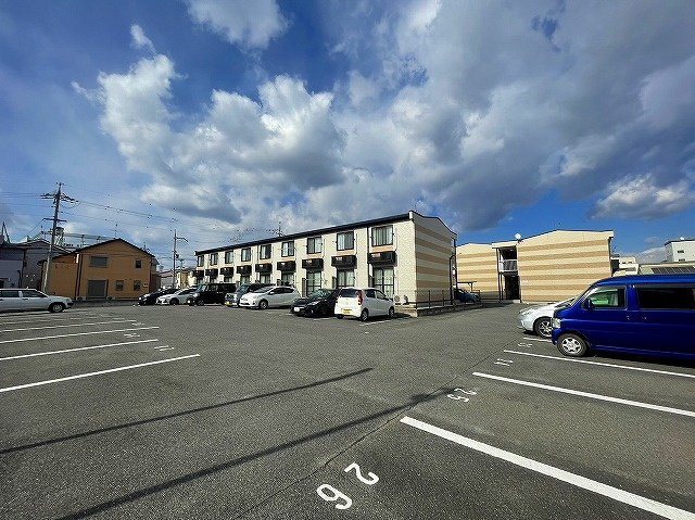レオパレス八条Ⅲの駐車場|駐車場に車を止められます