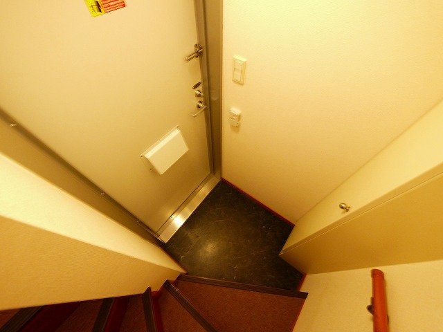 レオパレス南阪手Ⅱの玄関|収納もある玄関です