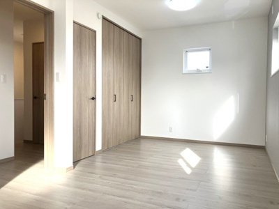【洋室】 | 新築住宅　南国市田村乙 | 2階4.5洋×2（いまは9帖のお部屋ですが、家族構成によって2部屋にもできます）