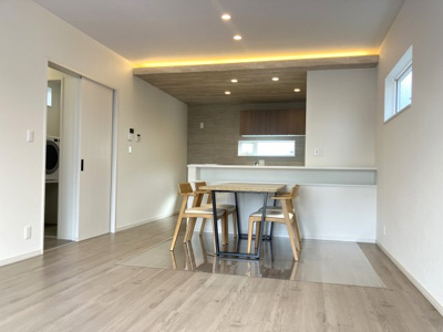 【居間・リビング】 | 新築住宅　南国市田村乙 | キッチンが下がり天井でオシャレ！