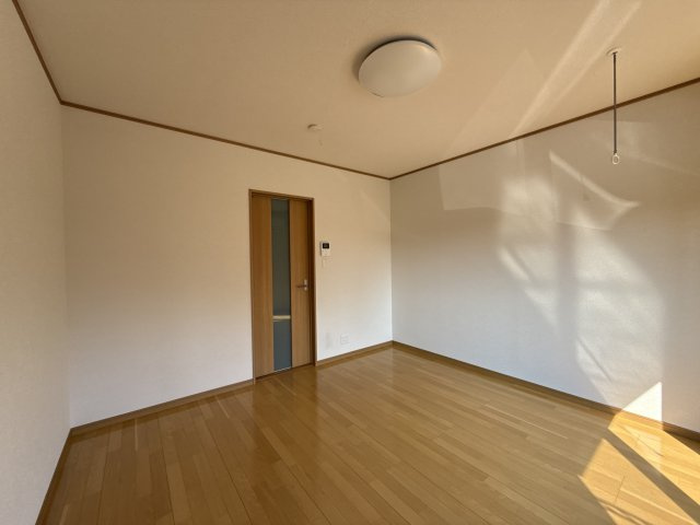 エトランス小松町Bの居間・リビング