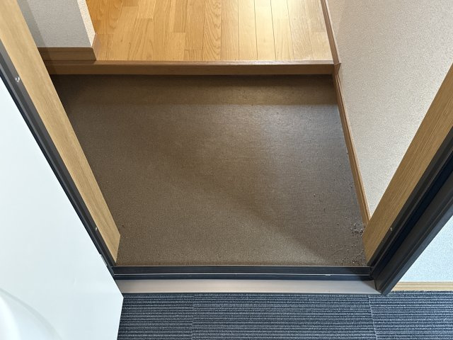 エトランス小松町Bの玄関