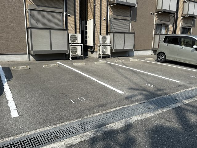 エトランス小松町Bの駐車場